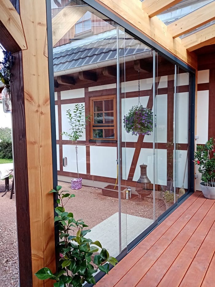Kombination Glasschiebetueren und Holzdach